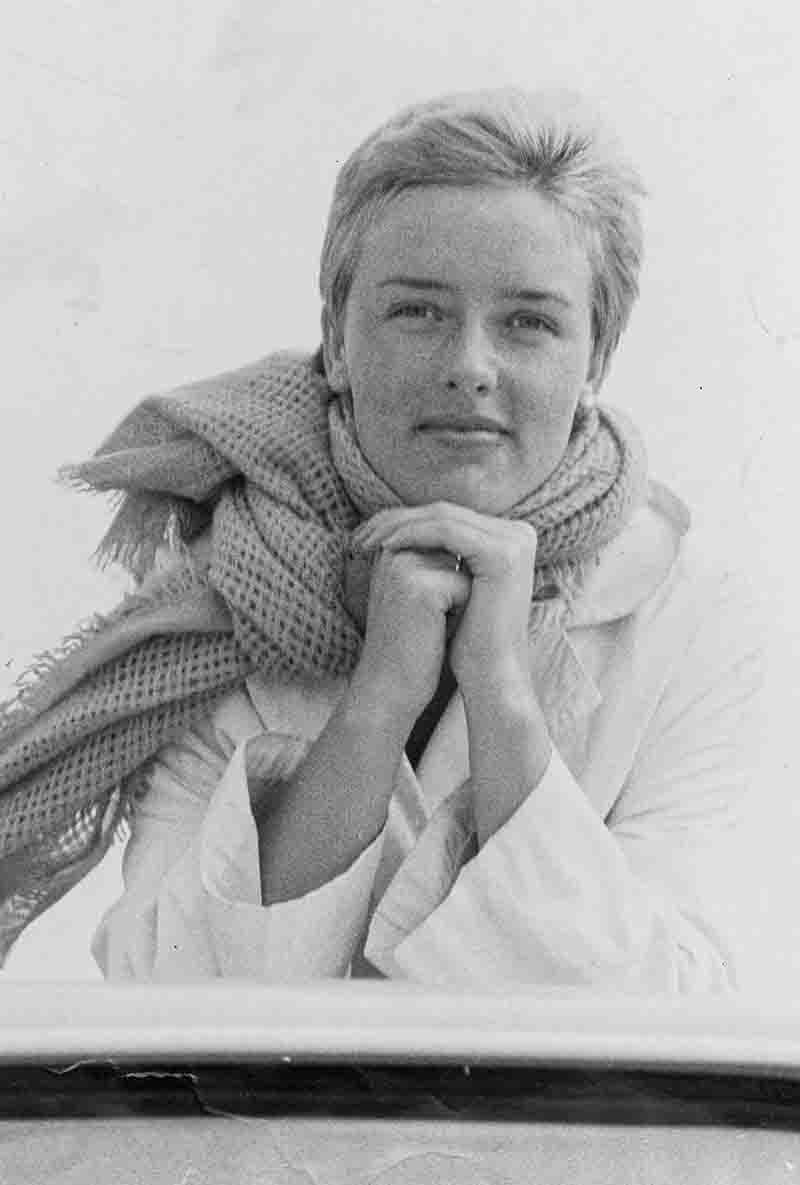 Das Bild ist ein Schwarz-Weiß-Porträt einer Frau, identifiziert als Ingeborg Bock-Schroeder